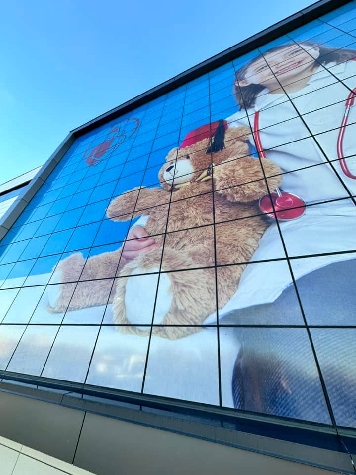 Façade illustrée (ourson) de l'Hôpital Shriner