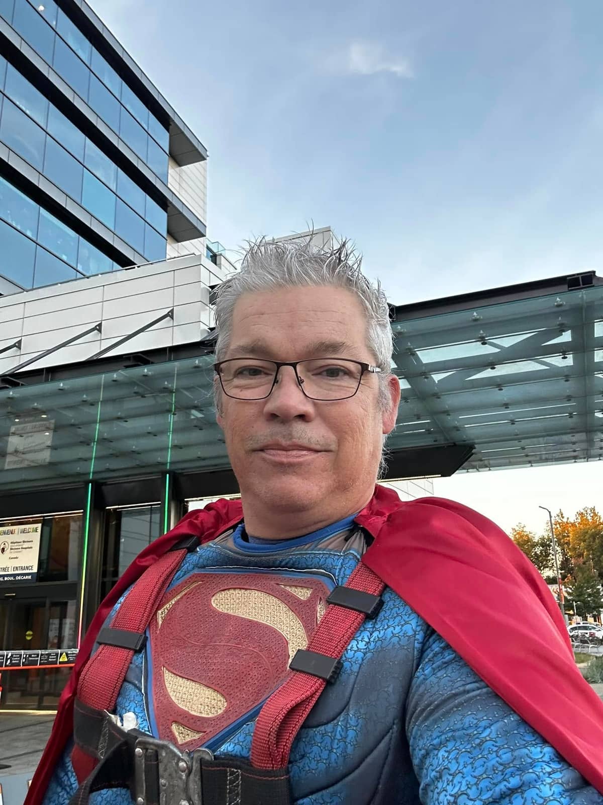 Technicien costumé en Superman devant l'Hôpital Shriner