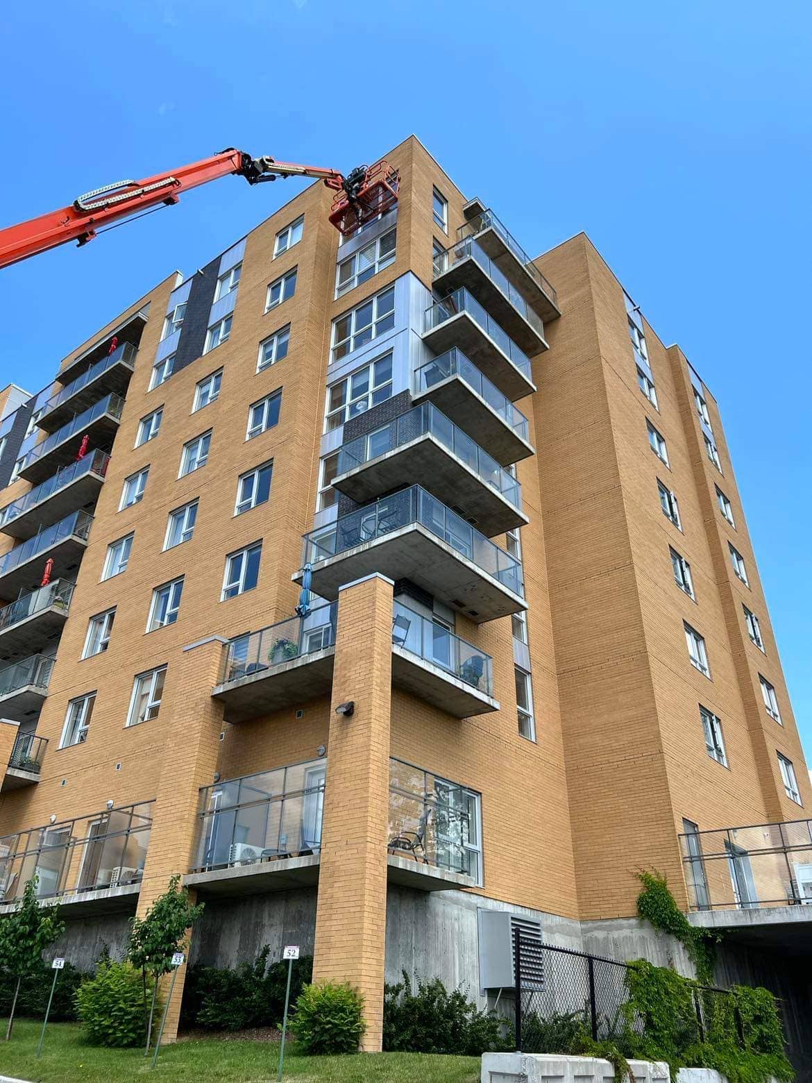 Nacelle JLG déployée le long d'une tour vitrée au centre-ville